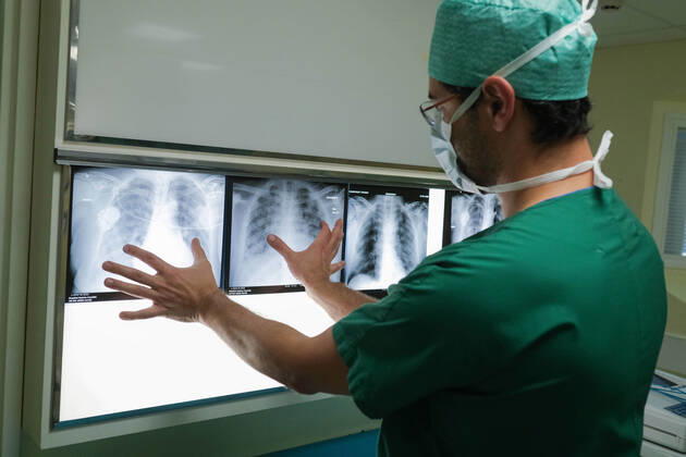 Coronavirus en France: reportage au sein de l Hôpital Sainte Camille. Inside Sainte Camille Hospital. 36 h en immersion a l Hopital Sainte Camille de Bry sur Marne - Service de reanimation de l hopital 254760 2020-04-23 France  Copyright: xFranckxCastel MPPx STAR_254760_052