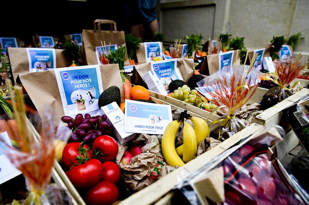 L association Sauveteurs Sans Frontieres (SSF) dirigee par Gerard Deray , confectionne et distribue a domicile ou sur leur lieu de travail des paniers de Fruits et Legumes a destination du Personnel Hospitalier - aide soignant et Medecin NEWS : COVID19 - Paris - 28 04 2020 JBAutissier Panoramic 