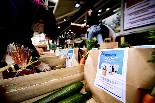 L association Sauveteurs Sans Frontieres (SSF) dirigee par Gerard Deray , confectionne et distribue a domicile ou sur leur lieu de travail des paniers de Fruits et Legumes a destination du Personnel Hospitalier - aide soignant et Medecin NEWS : COVID19 - Paris - 28 04 2020 JBAutissier Panoramic 