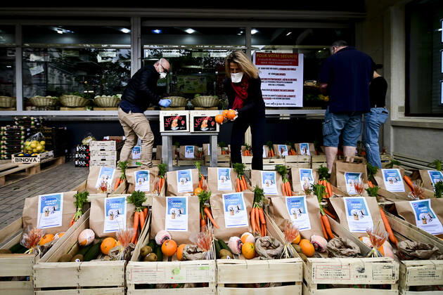 L association Sauveteurs Sans Frontieres (SSF) dirigee par Gerard Deray , confectionne et distribue a domicile ou sur leur lieu de travail des paniers de Fruits et Legumes a destination du Personnel Hospitalier - aide soignant et Medecin NEWS : COVID19 - Paris - 28 04 2020 JBAutissier Panoramic 