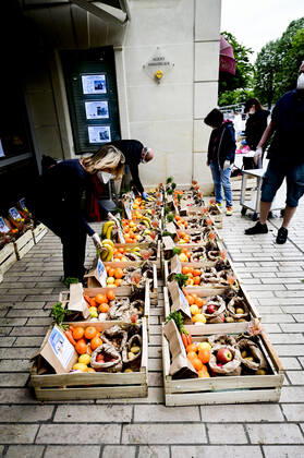 L association Sauveteurs Sans Frontieres (SSF) dirigee par Gerard Deray , confectionne et distribue a domicile ou sur leur lieu de travail des paniers de Fruits et Legumes a destination du Personnel Hospitalier - aide soignant et Medecin NEWS : COVID19 - Paris - 28 04 2020 JBAutissier Panoramic 