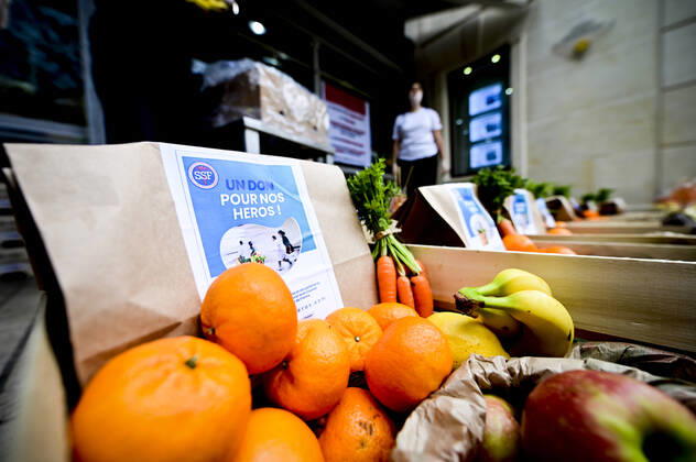 L association Sauveteurs Sans Frontieres (SSF) dirigee par Gerard Deray , confectionne et distribue a domicile ou sur leur lieu de travail des paniers de Fruits et Legumes a destination du Personnel Hospitalier - aide soignant et Medecin NEWS : COVID19 - Paris - 28 04 2020 JBAutissier Panoramic 