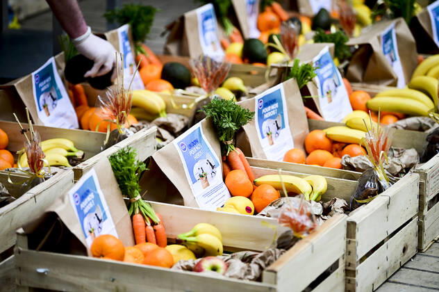 L association Sauveteurs Sans Frontieres (SSF) dirigee par Gerard Deray , confectionne et distribue a domicile ou sur leur lieu de travail des paniers de Fruits et Legumes a destination du Personnel Hospitalier - aide soignant et Medecin NEWS : COVID19 - Paris - 28 04 2020 JBAutissier Panoramic 