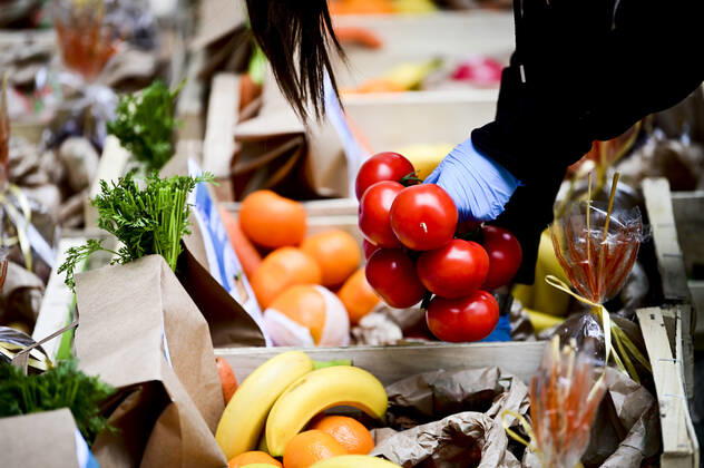 L association Sauveteurs Sans Frontieres (SSF) dirigee par Gerard Deray , confectionne et distribue a domicile ou sur leur lieu de travail des paniers de Fruits et Legumes a destination du Personnel Hospitalier - aide soignant et Medecin NEWS : COVID19 - Paris - 28 04 2020 JBAutissier Panoramic 