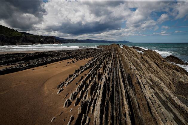 View of an empty Itzurun beach, in Zumaia, Basque Country, Spain, 28 April 2020. Spain is on its seventh week of lockdown ordered by the Government in an attempt to flatten the coronavirus curve. Coronavirus in Spain !ACHTUNG: NUR REDAKTIONELLE NUTZUNG!  Copyright: xJavierxEtxezarretax GRAFCAV4992 20200428-637236888124982447