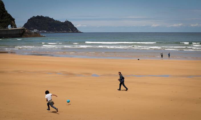 Some people enjoy at Zarautz beach, Basque Country, Spain, 28 April 2020. Spain is on its seventh week of lockdown ordered by the Government in an attempt to flatten the coronavirus curve. Coronavirus in Spain !ACHTUNG: NUR REDAKTIONELLE NUTZUNG!  Copyright: xJavierxEtxezarretax GRAFCAV4989 20200428-637236888811796013