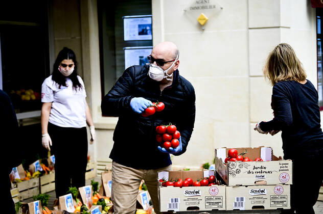 L association Sauveteurs Sans Frontieres (SSF) dirigee par Gerard Deray , confectionne et distribue a domicile ou sur leur lieu de travail des paniers de Fruits et Legumes a destination du Personnel Hospitalier - aide soignant et Medecin NEWS : COVID19 - Paris - 28 04 2020 JBAutissier Panoramic 
