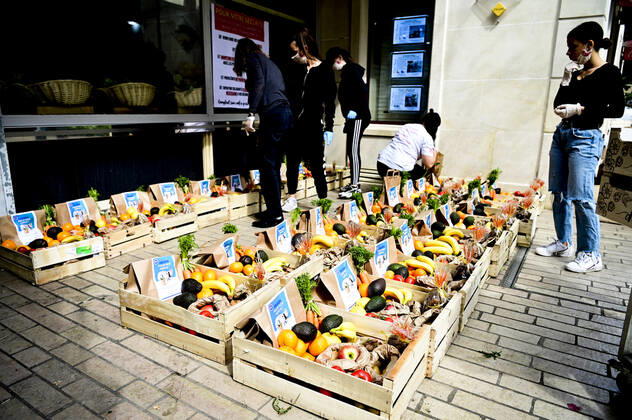 L association Sauveteurs Sans Frontieres (SSF) dirigee par Gerard Deray , confectionne et distribue a domicile ou sur leur lieu de travail des paniers de Fruits et Legumes a destination du Personnel Hospitalier - aide soignant et Medecin NEWS : COVID19 - Paris - 28 04 2020 JBAutissier Panoramic 