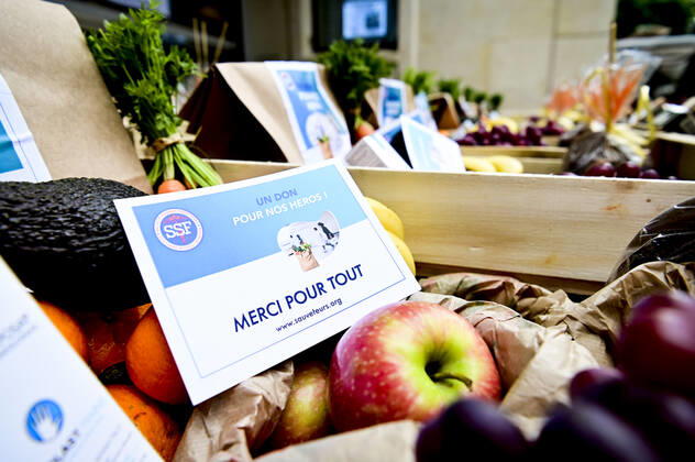 L association Sauveteurs Sans Frontieres (SSF) dirigee par Gerard Deray , confectionne et distribue a domicile ou sur leur lieu de travail des paniers de Fruits et Legumes a destination du Personnel Hospitalier - aide soignant et Medecin NEWS : COVID19 - Paris - 28 04 2020 JBAutissier Panoramic 