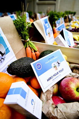 L association Sauveteurs Sans Frontieres (SSF) dirigee par Gerard Deray , confectionne et distribue a domicile ou sur leur lieu de travail des paniers de Fruits et Legumes a destination du Personnel Hospitalier - aide soignant et Medecin NEWS : COVID19 - Paris - 28 04 2020 JBAutissier Panoramic 