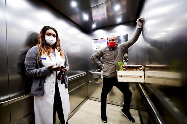 L association Sauveteurs Sans Frontieres (SSF) dirigee par Gerard Deray , confectionne et distribue a domicile ou sur leur lieu de travail des paniers de Fruits et Legumes a destination du Personnel Hospitalier - aide soignant et Medecin NEWS : COVID19 - Paris - 28 04 2020 JBAutissier Panoramic 
