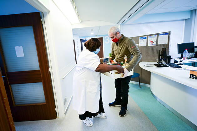 L association Sauveteurs Sans Frontieres (SSF) dirigee par Gerard Deray , confectionne et distribue a domicile ou sur leur lieu de travail des paniers de Fruits et Legumes a destination du Personnel Hospitalier - aide soignant et Medecin NEWS : COVID19 - Paris - 28 04 2020 JBAutissier Panoramic 