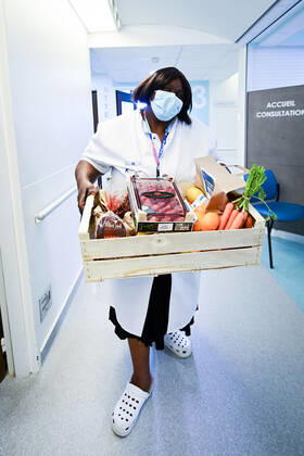 L association Sauveteurs Sans Frontieres (SSF) dirigee par Gerard Deray , confectionne et distribue a domicile ou sur leur lieu de travail des paniers de Fruits et Legumes a destination du Personnel Hospitalier - aide soignant et Medecin NEWS : COVID19 - Paris - 28 04 2020 JBAutissier Panoramic 