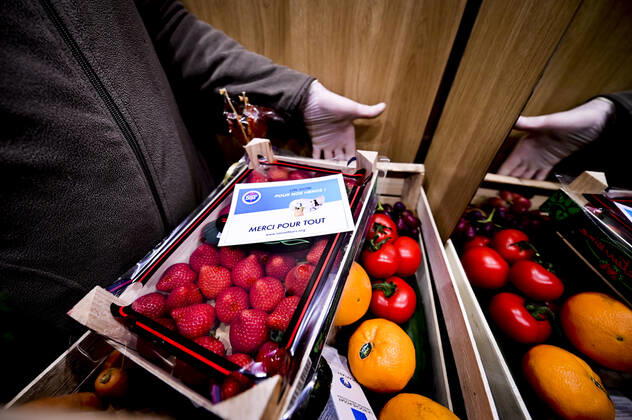 L association Sauveteurs Sans Frontieres (SSF) dirigee par Gerard Deray , confectionne et distribue a domicile ou sur leur lieu de travail des paniers de Fruits et Legumes a destination du Personnel Hospitalier - aide soignant et Medecin NEWS : COVID19 - Paris - 28 04 2020 JBAutissier Panoramic 