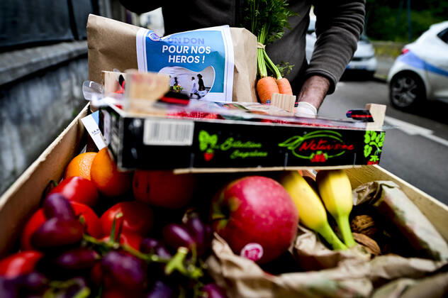 L association Sauveteurs Sans Frontieres (SSF) dirigee par Gerard Deray , confectionne et distribue a domicile ou sur leur lieu de travail des paniers de Fruits et Legumes a destination du Personnel Hospitalier - aide soignant et Medecin NEWS : COVID19 - Paris - 28 04 2020 JBAutissier Panoramic