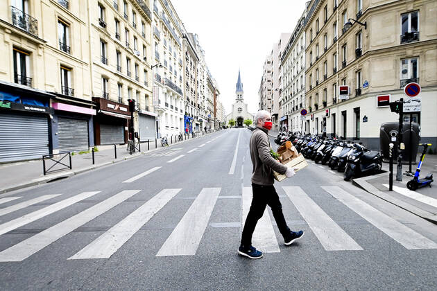 L association Sauveteurs Sans Frontieres (SSF) dirigee par Gerard Deray , confectionne et distribue a domicile ou sur leur lieu de travail des paniers de Fruits et Legumes a destination du Personnel Hospitalier - aide soignant et Medecin NEWS : COVID19 - Paris - 28 04 2020 JBAutissier Panoramic 