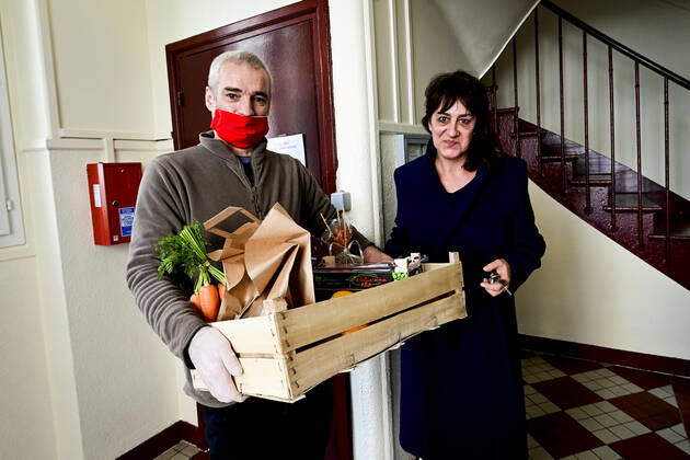 L association Sauveteurs Sans Frontieres (SSF) dirigee par Gerard Deray , confectionne et distribue a domicile ou sur leur lieu de travail des paniers de Fruits et Legumes a destination du Personnel Hospitalier - aide soignant et Medecin NEWS : COVID19 - Paris - 28 04 2020 JBAutissier Panoramic