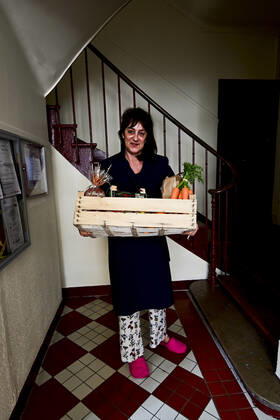 L association Sauveteurs Sans Frontieres (SSF) dirigee par Gerard Deray , confectionne et distribue a domicile ou sur leur lieu de travail des paniers de Fruits et Legumes a destination du Personnel Hospitalier - aide soignant et Medecin NEWS : COVID19 - Paris - 28 04 2020 JBAutissier Panoramic