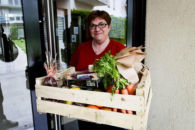 L association Sauveteurs Sans Frontieres (SSF) dirigee par Gerard Deray , confectionne et distribue a domicile ou sur leur lieu de travail des paniers de Fruits et Legumes a destination du Personnel Hospitalier - aide soignant et Medecin NEWS : COVID19 - Paris - 28 04 2020 JBAutissier Panoramic 
