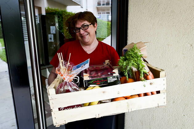 L association Sauveteurs Sans Frontieres (SSF) dirigee par Gerard Deray , confectionne et distribue a domicile ou sur leur lieu de travail des paniers de Fruits et Legumes a destination du Personnel Hospitalier - aide soignant et Medecin NEWS : COVID19 - Paris - 28 04 2020 JBAutissier Panoramic