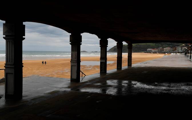 Two people walk at Zarautz beach, Basque Country, Spain, 28 April 2020. Spain is on its seventh week of lockdown ordered by the Government in an attempt to flatten the coronavirus curve. Coronavirus in Spain !ACHTUNG: NUR REDAKTIONELLE NUTZUNG!  Copyright: xJavierxEtxezarretax GRAFCAV4988 20200428-637236888861952285