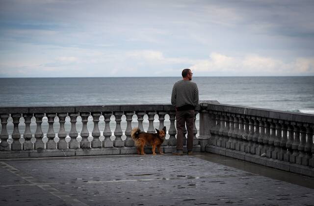 A man with his dog looks at Zarautz beach, Basque Country, Spain, 28 April 2020. Spain is on its seventh week of lockdown ordered by the Government in an attempt to flatten the coronavirus curve. Coronavirus in Spain !ACHTUNG: NUR REDAKTIONELLE NUTZUNG!  Copyright: xJavierxEtxezarretax GRAFCAV4986 20200428-637236889520519664