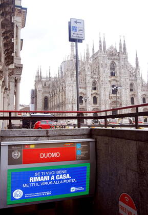 Milan, coronavirus emergency, luminous screens with tips to counteract the coronavirus at the metro exits in Piazza Duomo (Maurizio Maule Fotogramma, Milan - 2020-04-28) p.s. la foto e utilizzabile nel rispetto del contesto in cui e stata scattata, e senza intento diffamatorio del decoro delle persone rappresentate Copyright: xMaurizioxMaulex xFOTOGRAMMAx
