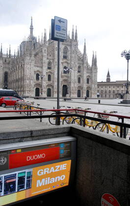 Milan, coronavirus emergency, luminous screens with tips to counteract the coronavirus at the metro exits in Piazza Duomo (Maurizio Maule Fotogramma, Milan - 2020-04-28) p.s. la foto e utilizzabile nel rispetto del contesto in cui e stata scattata, e senza intento diffamatorio del decoro delle persone rappresentate Copyright: xMaurizioxMaulex xFOTOGRAMMAx