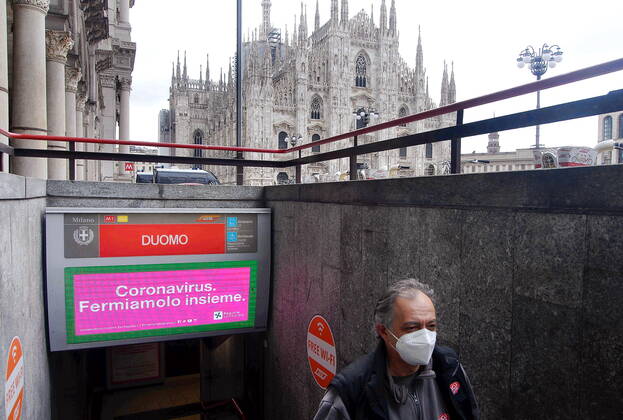 Milan, coronavirus emergency, luminous screens with tips to counteract the coronavirus at the metro exits in Piazza Duomo (Maurizio Maule Fotogramma, Milan - 2020-04-28) p.s. la foto e utilizzabile nel rispetto del contesto in cui e stata scattata, e senza intento diffamatorio del decoro delle persone rappresentate Copyright: xMaurizioxMaulex xFOTOGRAMMAx
