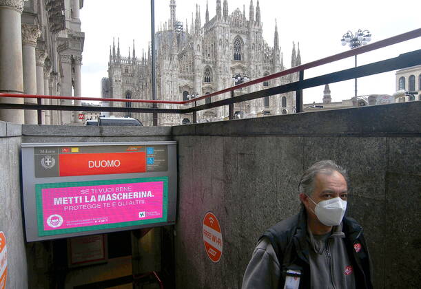 Milan, coronavirus emergency, luminous screens with tips to counteract the coronavirus at the metro exits in Piazza Duomo (Maurizio Maule Fotogramma, Milan - 2020-04-28) p.s. la foto e utilizzabile nel rispetto del contesto in cui e stata scattata, e senza intento diffamatorio del decoro delle persone rappresentate Copyright: xMaurizioxMaulex xFOTOGRAMMAx