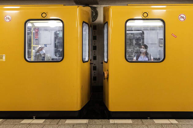 Bilder des Jahres 2020, News 04 April News Themen der Woche KW18 News Bilder des Tages Zwei Personen mit Mund-Nasen-Maske sitzen in uterschiedlichen Waggons der U-Bahn in Berlin, 28.04.2020. Deutschlandweit gibt es eine Maskenpflicht im Oeffentlichen Personennahverkehr. Berlin Deutschland