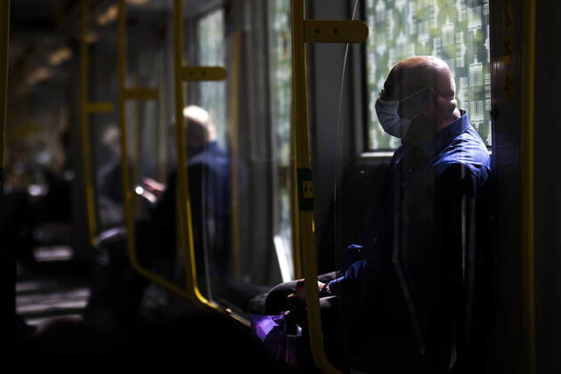 Ein Mann mit Mundschutz, aufgenommen in der U-Bahn in Berlin, 28.04.2020. Deutschlandweit gibt es eine Maskenpflicht im Oeffentlichen Personennahverkehr. Berlin Deutschland