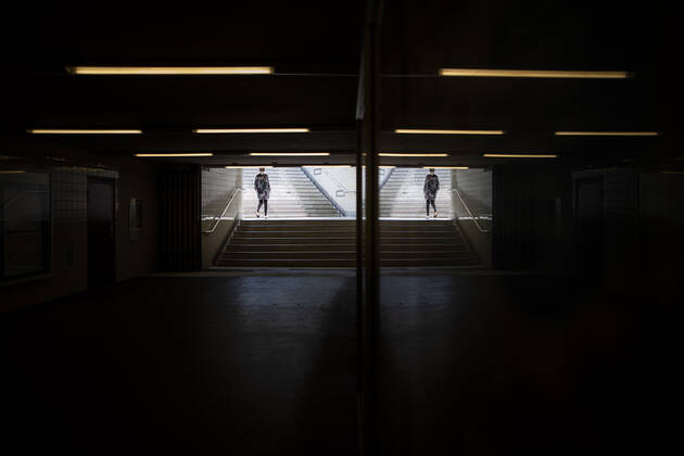 Eine Frau mit Mundschutz betritt die U-Bahnstation in Berlin, 28.04.2020. Deutschlandweit gibt es eine Maskenpflicht im Oeffentlichen Personennahverkehr. Berlin Deutschland