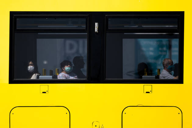 Zwei Personen mit Mundschutz faehrt Tram in Berlin, 28.04.2020. Deutschlandweit gibt es eine Maskenpflicht im Oeffentlichen Personennahverkehr. Berlin Deutschland