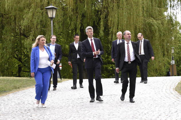 Verkehrsministerin Kerstin Schreyer, Kultusminister Michael Piazolo, Innenminister Joachim Herrmann und Wirtschaftsminister Hubert Aiwanger auf dem Weg zu Pressekonfernez zur aktuellen Lage während der Corona-Pandemie im Prinz-Carl-Palais. München, 28.04.2020