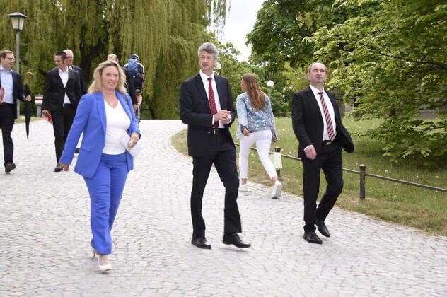 Verkehrsministerin Kerstin Schreyer, Kultusminister Michael Piazolo und Wirtschaftsminister Hubert Aiwanger auf dem Weg zu Pressekonfernez zur aktuellen Lage während der Corona-Pandemie im Prinz-Carl-Palais. München, 28.04.2020