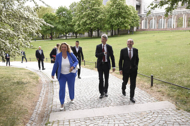 Verkehrsministerin Kerstin Schreyer, Kultusminister Michael Piazolo und Wirtschaftsminister Hubert Aiwanger auf dem Weg zu Pressekonfernez zur aktuellen Lage während der Corona-Pandemie im Prinz-Carl-Palais. München, 28.04.2020