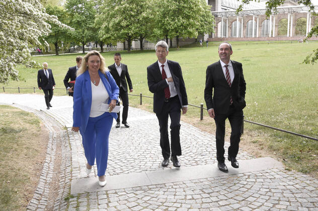 Verkehrsministerin Kerstin Schreyer, Kultusminister Michael Piazolo und Wirtschaftsminister Hubert Aiwanger auf dem Weg zu Pressekonfernez zur aktuellen Lage während der Corona-Pandemie im Prinz-Carl-Palais. München, 28.04.2020