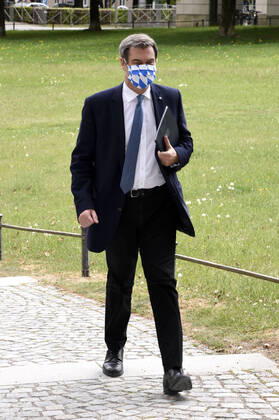Markus Söder auf dem Weg zu Pressekonfernez zur aktuellen Lage während der Corona-Pandemie im Prinz-Carl-Palais. München, 28.04.2020