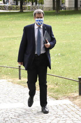 News Bilder des Tages Markus Söder auf dem Weg zu Pressekonfernez zur aktuellen Lage während der Corona-Pandemie im Prinz-Carl-Palais. München, 28.04.2020