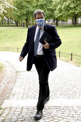 Markus Söder auf dem Weg zu Pressekonfernez zur aktuellen Lage während der Corona-Pandemie im Prinz-Carl-Palais. München, 28.04.2020