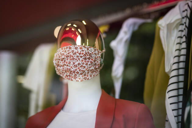 Eine Schaufensterpuppe mit Mundschutz, aufgenommen in Berlin, 28.04.2020. Deutschlandweit gibt es eine Maskenpflicht im Oeffentlichen Personennahverkehr. Berlin Deutschland