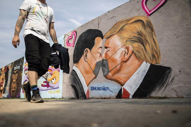 Ein Graffiti zeigt Donald Trump, Praesident der Vereinigten Staaten von Amerika, und Praesident der Volksrepublik China Xi Jinping, kuessend mit Mundschutz in Berlin, 28.04.2020. Berlin Deutschland