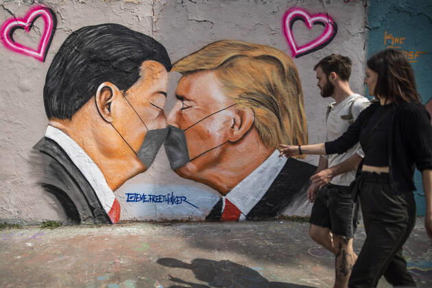 Ein Graffiti zeigt Donald Trump, Praesident der Vereinigten Staaten von Amerika, und Praesident der Volksrepublik China Xi Jinping, kuessend mit Mundschutz in Berlin, 28.04.2020. Berlin Deutschland