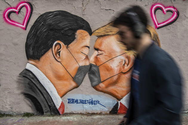 Ein Graffiti zeigt Donald Trump, Praesident der Vereinigten Staaten von Amerika, und Praesident der Volksrepublik China Xi Jinping, kuessend mit Mundschutz in Berlin, 28.04.2020. Berlin Deutschland