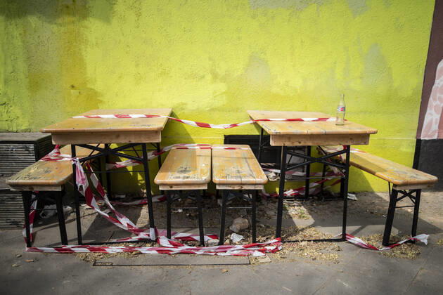 Baenke und Tische sind mit Absperrband abgesperrt in Berlin, 28.04.2020. Aufgrund der Coronakrise duerfen Gastronomen kein Essen zum Verzehr vor Ort, sondern ausschliesslich zum Mitnehmen anbieten. Berlin Deutschland