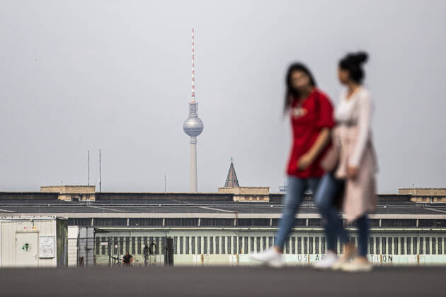 Personen zeichnen sich auf dem Tempelhofer Feld vor dem Berliner Fernsehturm ab in Berlin, 28.04.2020. Aufgrund der Coronakrise gibt es Kontaktbeschraenkungen fuer jede Privatperson. Berlin Deutschland