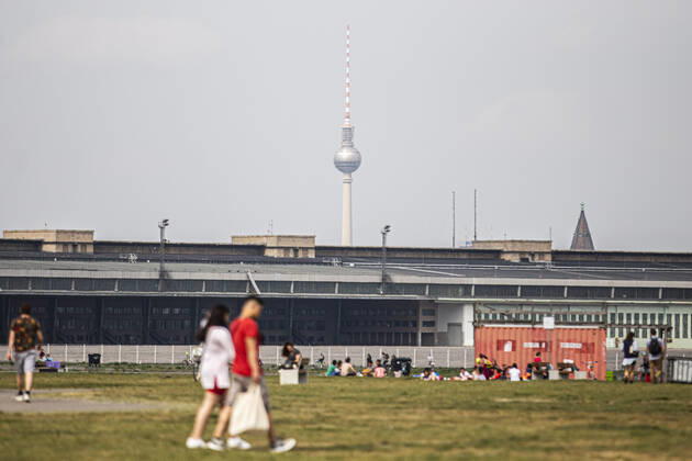 Personen zeichnen sich auf dem Tempelhofer Feld vor dem Berliner Fernsehturm ab in Berlin, 28.04.2020. Aufgrund der Coronakrise gibt es Kontaktbeschraenkungen fuer jede Privatperson. Berlin Deutschland