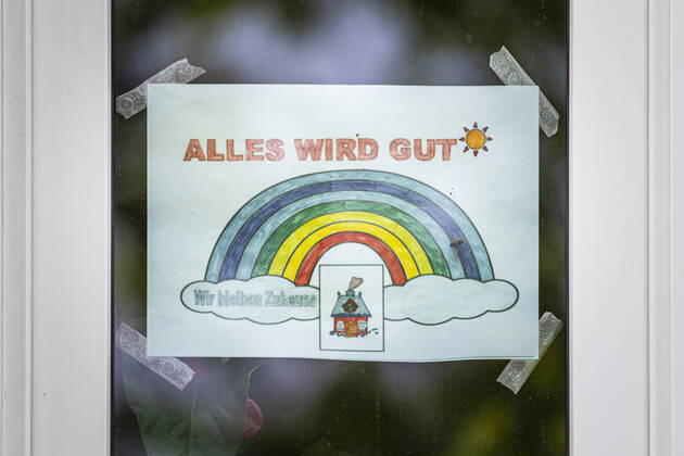 News Bilder des Tages Ein Zettel mit einem Regenbogen und der Aufschrift Alles wird gut haengt in einem Fenster in Berlin, 28.04.2020. Berlin Deutschland