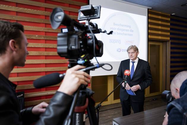 2020-04-28 16:40:38 Minister for Medical Care Martin van Rijn at the kick-off of the Dutch production of mouth masks, in the Tergooi hospital. DSM (Dutch chemical company) and Auping (bed manufacturer) will produce 1 to 1.5 million mouth masks per week, in the battle against covid-19. In Hilversum, the Netherlands, 28 April 2020. ANP ROBIN VAN LONKHUIJSEN  Copyright: xANPxRobinxvanxLonkhuijsenx x409939586x